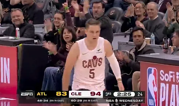 爱游戏官网-梅里尔三分命中，骑士第三节已打出34-16领先到两位数分差